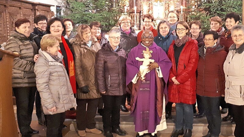 Pfarrer Hilary Muotoe und die Frauen des katholischen Frauenbunds zeigten sich sichtlich erfreut, dass eine so schöne Figur in die Pfarrkirche St. Martin einzieht.