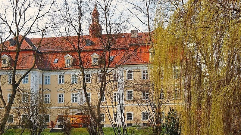 Das Priesterseminar im Schloss Zaitzkofen wurde als Ort des Corona-Ausbruchs ermittelt. Mindestens 30 Personen sollen sich mit dem Virus infiziert haben.