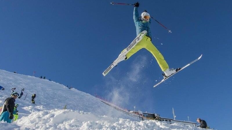 Eine Ski-Freestylerin beim Springen.
