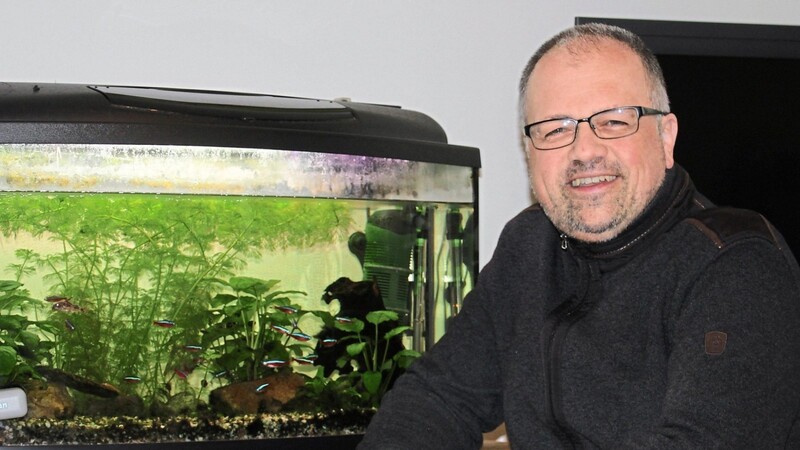 "Das ist der schönste Fernseher", sagt Holger Kruschina mit Blick auf sein Aquarium mit gut 20 Süßwasserfischen. Am morgigen Sonntag feiert der Rodinger Pfarrer seinen 50. Geburtstag.