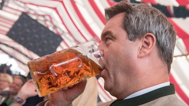 Markus Söder (CSU), Ministerpräsident von Bayern, trinkt beim Politischen Frühschoppen Gillamoos aus einer Maß Bier. Heuer kann er sich nach zwei Jahren Corona-Zwangspause auch auf dem Oktoberfest wieder eine genehmigen. (Archivbild)