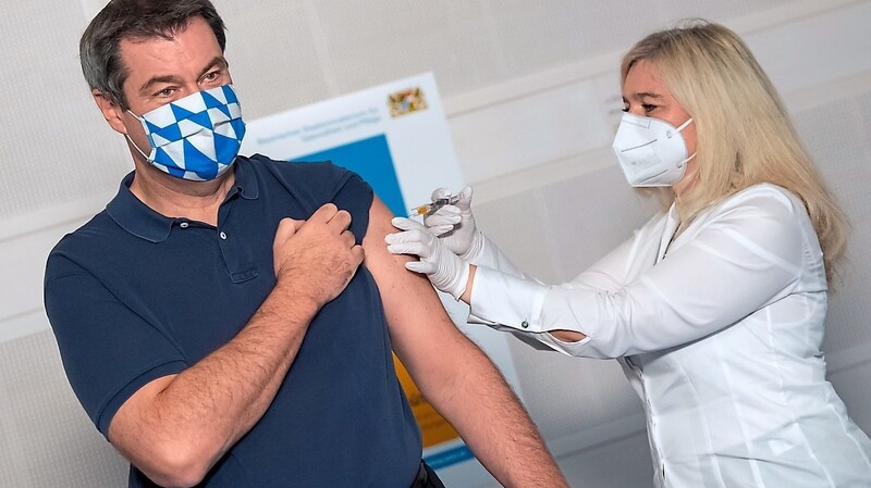 Zuletzt ließ sich Ministerpräsident Markus Söder (CSU) von Melanie Huml (CSU), Gesundheitsministerin von Bayern, gegen die Grippe impfen.