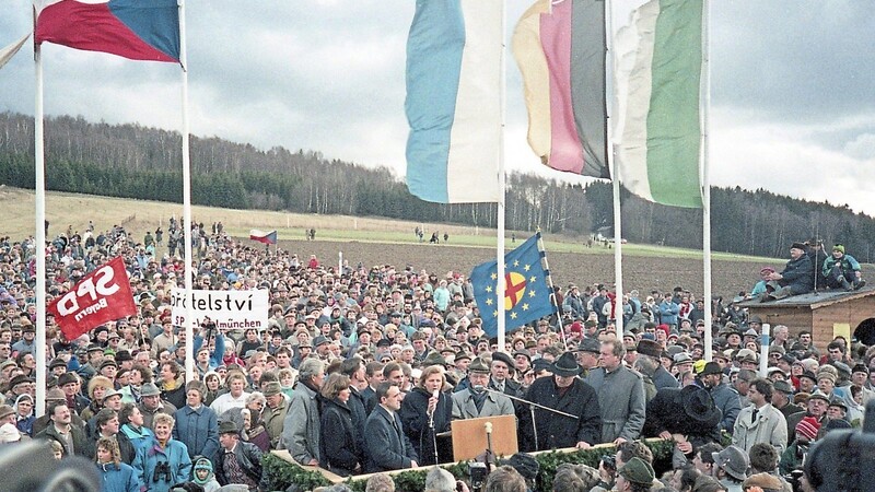 26. Januar 1990: Der Eiserne Vorhang fällt in Höll-Liskova. Zumindest symbolisch, für einen Tag. Die Waldmünchner SPD hieß die "neuen" Nachbarn mit einem Transparent, auf dem "Přátelství" (Freundschaft) stand, willkommen.
