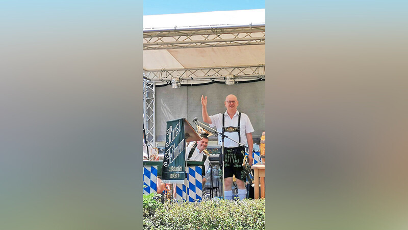 35 Jahre lang spielt Hansi Feldmann mit seiner Kapelle schon beim Reisinger auf, sonst im Festzelt, heuer im Biergarten.