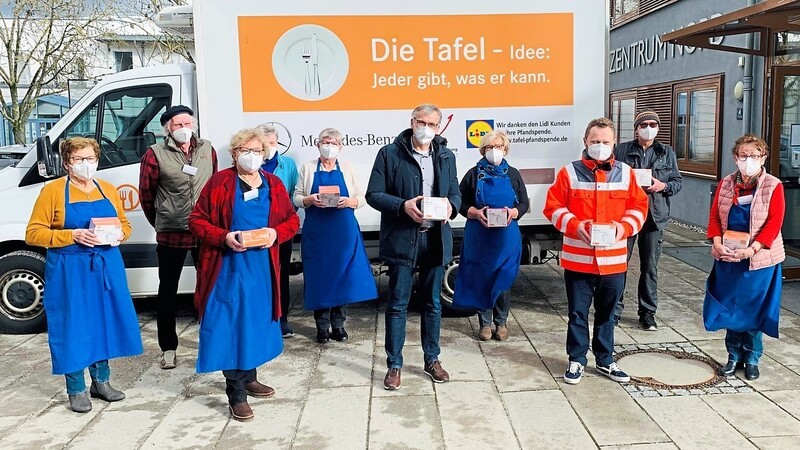 BRK-Kreisvorsitzender Werner Bumeder und Kreisgeschäftsführer Andreas Endl übergaben die Masken an die Helferinnen der Tafel.