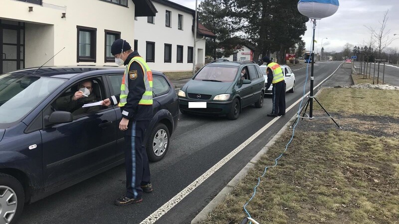 Seit einigen Tagen kontrollieren nun die Beamten der Bayerischen Landespolizei auf tschechischem Gebiet am Grenzübergang Eschlkam/Vseruby.