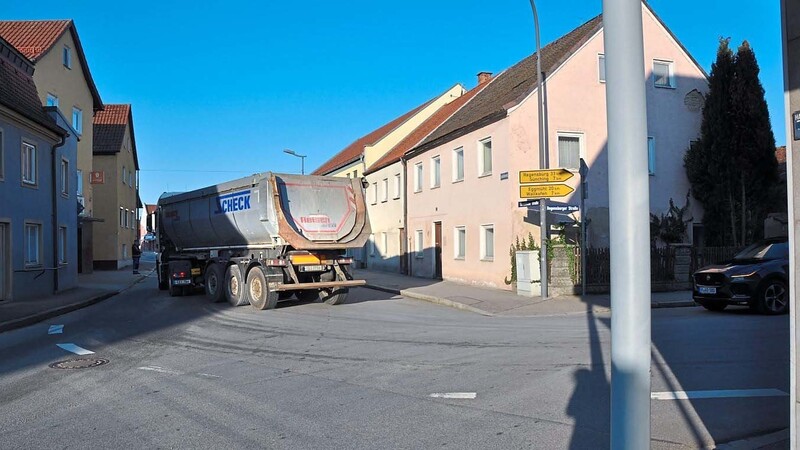 Die 90-Grad-Kurve am Bründl-Anwesen ist für Lastwagen eine sehr problematische Stelle.
