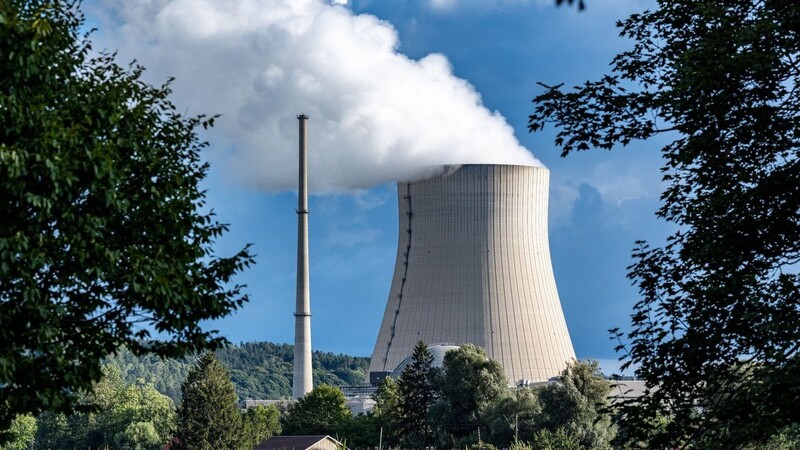 Im Rahmen der Vorbereitungen auf einen möglichen Weiterbetrieb geht das Kernkraftwerk Isar 2 für etwa eine Woche vom Netz. (Archiv-Foto)