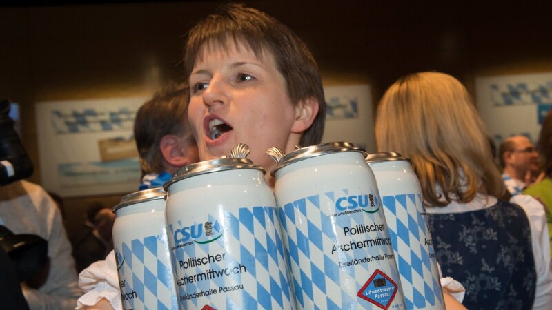 Wegen des Zugunglücks von Bad Aibling haben die CSU und die Grünen den traditionellen Politischen Aschermittwoch abgesagt.