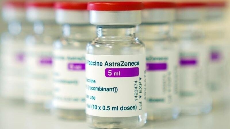 Auf einem Tisch stehen Ampullen mit dem Covid-19 Impfstoff von AstraZeneca. Foto: Nicolas Armer/dpa/Symbolbild