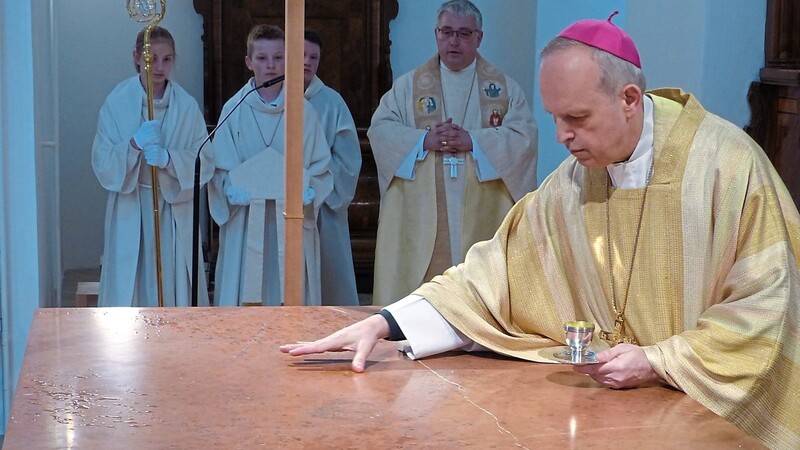 Weihbischof Reinhard Pappenberger salbte beim Festgottesdienst zur Altarweihe im Mai den neuen Altar mit Chrisamöl.