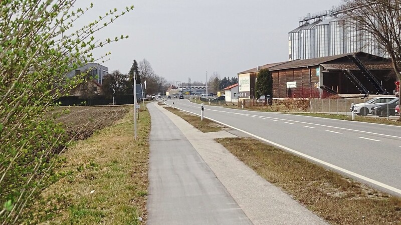 Bei der Radwegbeleuchtung entlang der Staatsstraße 2074 ist ein Lückenschluss bis zur Gemeindegrenze Loiching vorgesehen.