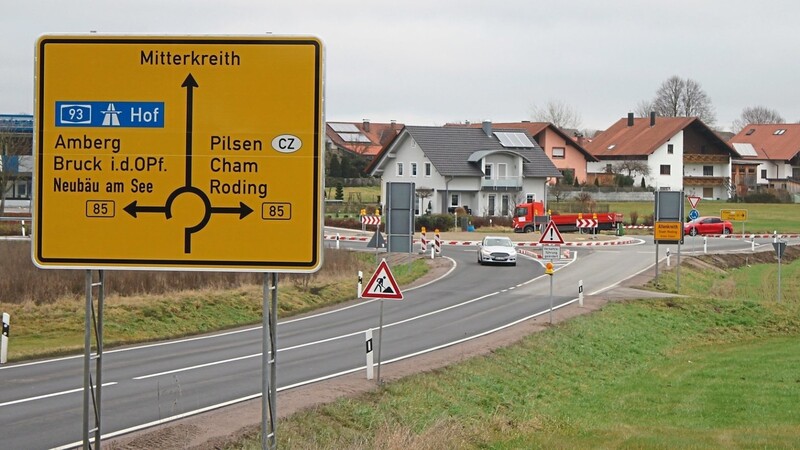 Seit zwei Wochen ist der Kreisverkehr am Knotenpunkt B 85/B 16 in Altenkreith in Betrieb.
