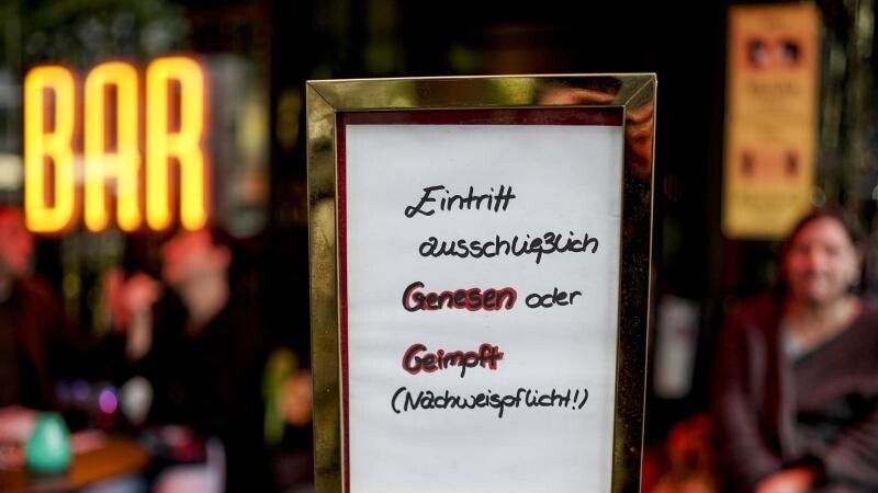 Vor einer Bar im Hamburger Stadtteil St. Georg steht ein Hinweisschild, welches auf den Einlass nach der 2G-Regel hinweist.