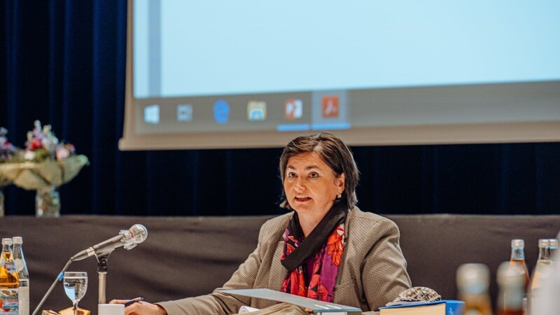 Oberregierungsrätin Luise Lauerer erläuterte in der konstituierenden Sitzung des Kreistags am 18. Mai 2020 die Bestellungsmodalitäten u.a. für die Mitglieder des Verwaltungsrats des Donau-Isar-Klinikums.