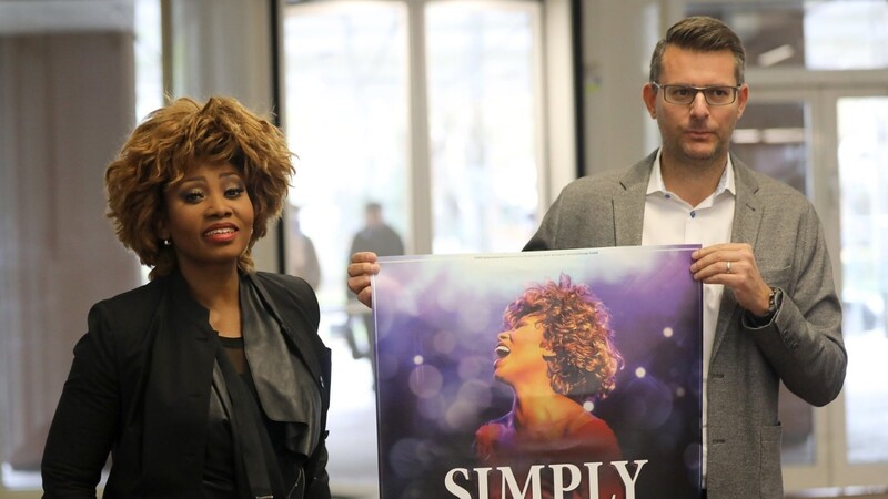 Dorothea "Coco" Fletcher (links), Hauptdarstellerin von "Simply the Best - Die Tina Turner Story", und Oliver Forster, Geschäftsführer der Konzertagentur Cofo Entertainment, mit dem fraglichen Plakat.