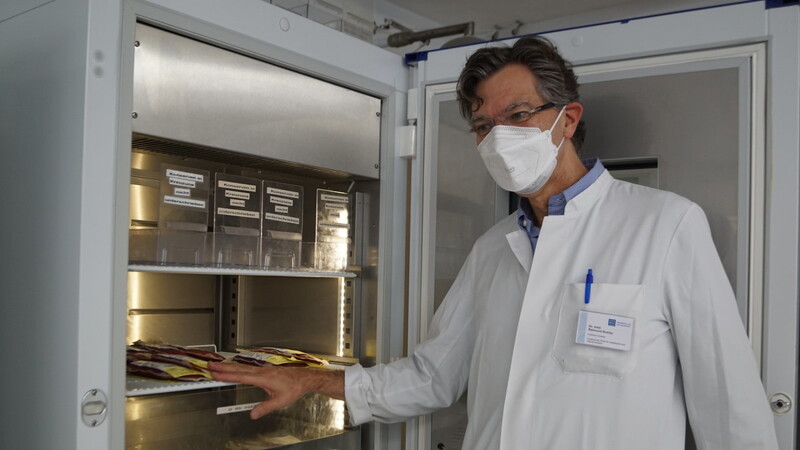 Im Kühlschrank des Krankenhaus-Labors werden Blutkonserven aufbewahrt. Ärtzlicher Direktor Dr. Raimund Busley weist darauf hin, dass es ohne regelmäßige Blutspenden nicht geht, denn länger als 42 Tage sind Blutkonserven nicht haltbar.