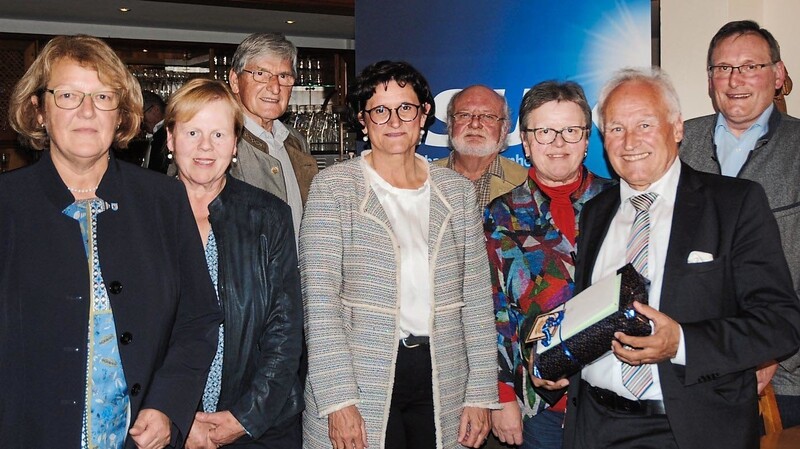 Der scheidende Landtagsabgeordnete und Ex-CSU-Staatsminister Erwin Huber mit der frisch gewählten MdL Dr. Petra Loibl (Mitte) sowie den Bürgermeistern und Funktionären der Region