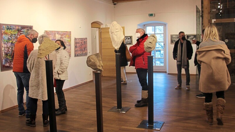 Besucher betrachten die Werke bei der Ausstellung im Alten Rathaus.