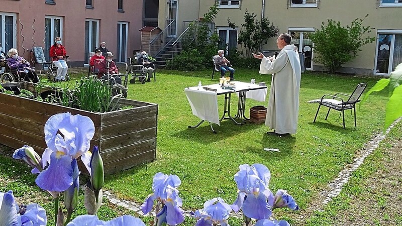 Dekan Anzinger beim Garten-Gottesdienst im Seniorenheim.
