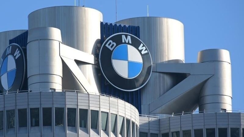 Das BMW-Logo auf dem Firmensitz des Automobilherstellers BMW in München.