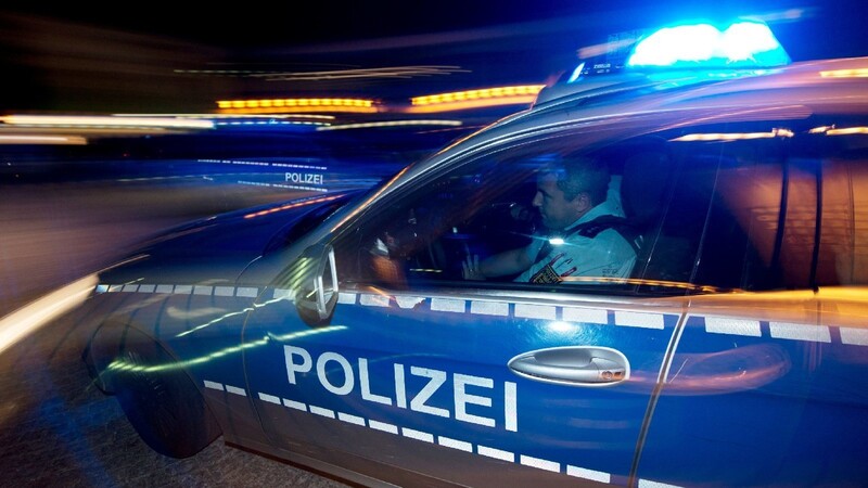 In Passau hat eine Anruferin mit einer Falschmeldung über einen angeblichen Anschlag einen großen Einsatz ausgelöst. (Symbolbild)