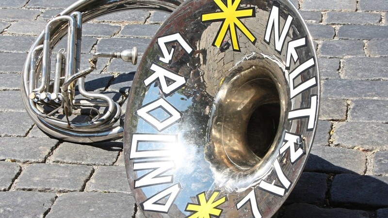 Die Tuba der Neutral Ground Brass Band aus Amsterdam liegt auf dem Stadtplatz.