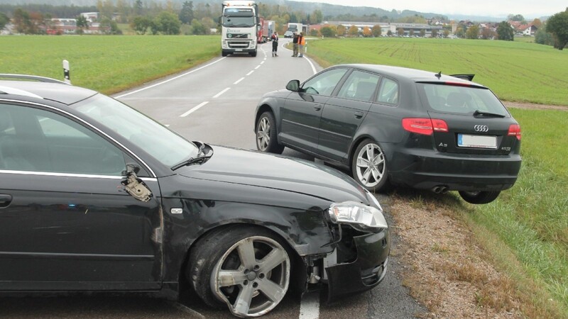 Weil der 25-jährige Fahrer eines Audi A4 das Überholverbot missachtete, krachte er in einen Audi A3. Verletzt wurde niemand.