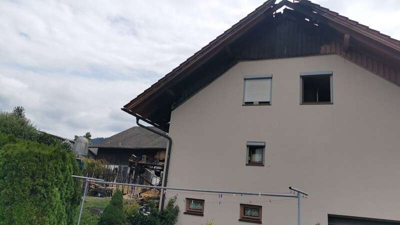 In der Nacht hat ein Feuer einen Carport und ein Haus in Bernried stark beschädigt.
