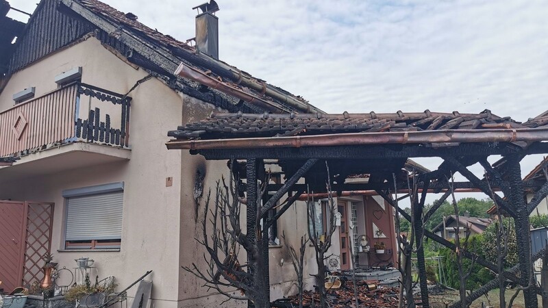In der Nacht hat ein Feuer einen Carport und ein Haus in Bernried stark beschädigt.