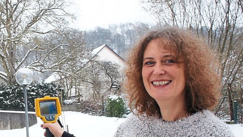 Klimaschutzmanagerin Manuela Zirngibl bietet Messungen mit der Wärmebildkamera an.