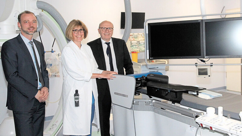 Landrat Martin Neumeyer (rechts) und Geschäftsführer Ingo Goldammer ließen sich von Chefärztin Andrea Riemenschneider-Müller den neuen Herzkatheter erklären.