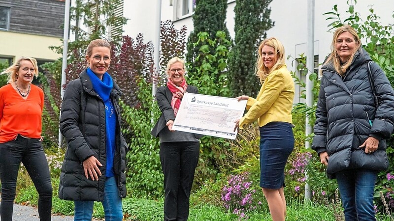 Auf dem Foto von links: Johanna Behrens (Diakonie Landshut), Birgit Lex (Zonta Club), Manuela Berghäuser (Geschäftsführerin Diakonie), Elaine Bräuning (Präsidentin Zonta Club Landshut) und Gerlinde Zwander (Zonta Club)