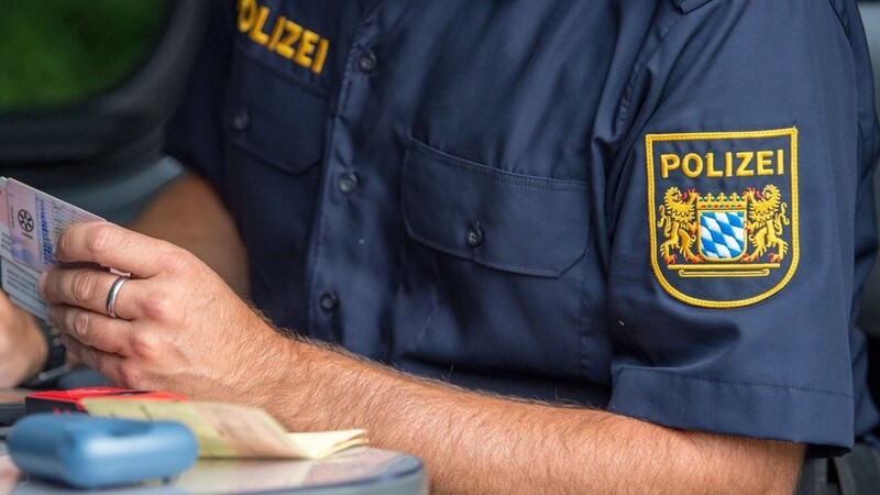 Ein Beamter der Bayerischen Grenzpolizei kontrolliert am Grenzübergang Kirchdorf Dokumente von Autofahrern - möglicherweise auf verfassungswidriger Basis. Bayerns Grenzpolizei beschäftigt seit Montag den Bayerischen Verfassungsgerichtshof.