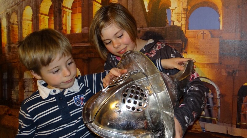 Auch Kinder begeistert die Ausstellung über die "Gladiatoren" im Kelheimer Archäologiemuseum.