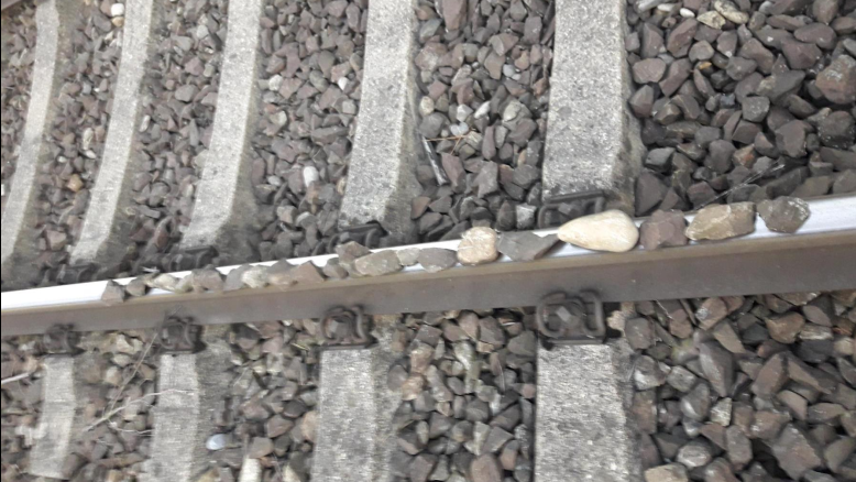 20 Steine wurden in Reih und Glied auf den Gleisen aufgeschichtet.
