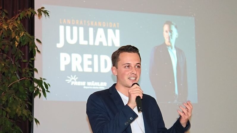 "Ab heute 150 Prozent!" Julian Preidl bei seiner Rede.  Foto: Geiling-Plötz