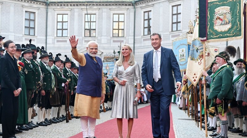 Markus Söder (r-l, CSU), seine Frau Karin und Narendra Modi kommen zu einem Empfang in der Residenz.