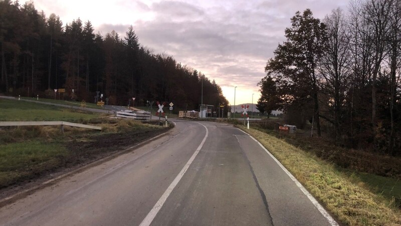 Im Zuge der Arbeiten an der Bahnstrecke zwischen Cham und Waldmünchen müssen Bahnübergänge gesperrt werden - wie der bei Zillendorf.