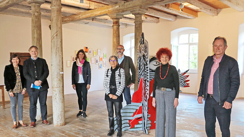 Tanja Schweiger eröffnete zusammen mit Dr. Thomas Feuerer (Fünfter von links) die Ausstellung. Mit im Bild (von links) Daniela und Michel Schönharting, Johanna Obermüller, Renate Christin und Ludwig Bäuml.