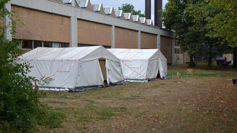 Diese zwei Zelte ließ die Stadt hinter der Alten Wäscherei notdürftig errichten, um einer Gruppe von 13 Flüchtlingen, die sich weigerte, in die Notunterkunft am Klinikum einzuziehen, vor dem Wetter Schutz zu bieten. (Foto: is)