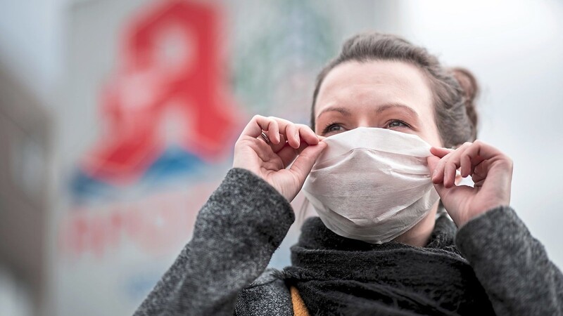 Ein Infektionsexperte des Universitätsklinikums Regensburg hält die Schutzmaßnahmen von Bürgern, wie das Tragen von Mundschutz, derzeit für unnötig.