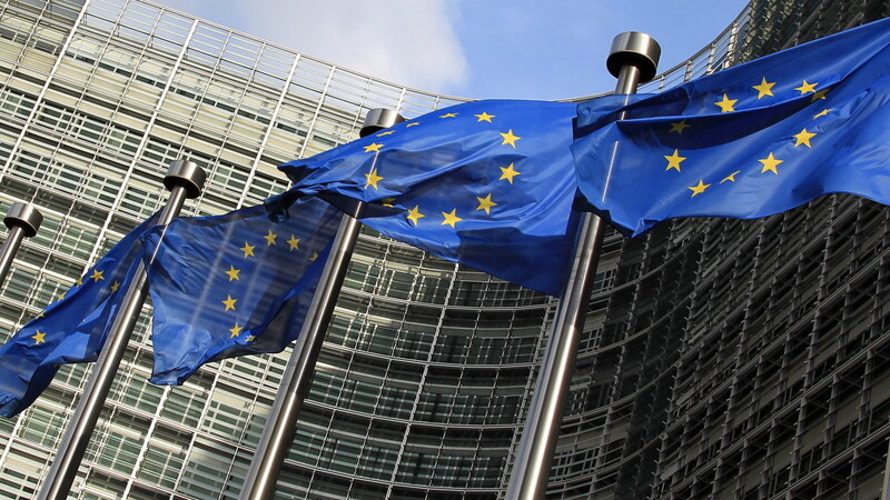 Flaggen der Europäischen Union wehen vor dem Hauptsitz der EU-Kommission in Brüssel.