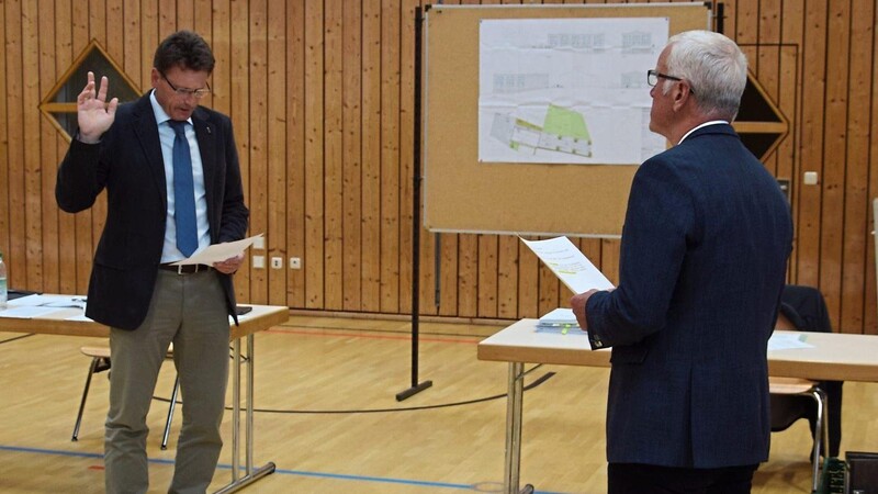 Herbert Fuchs (re.) vereidigte als ältestes Gemeinderatsmitglied den neuen Bürgermeister Günther Strenz.