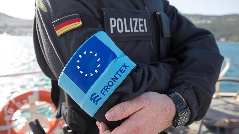 Die Außengrenzen der EU überwachen Frontex-Beamte. Um sie zu überwinden, setzen Flüchtlinge auf die Hilfe von Schleusern.
