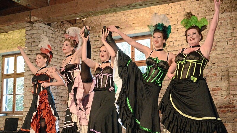 Die fünf Tänzerinnen von Dixie's Cancan bewiesen bei ihren energiegeladenen Nummern auch ihre Beweglichkeit.