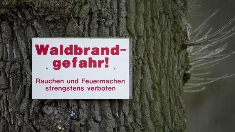 Ein Hinweisschild mit der Aufschrift "Waldbrandgefahr! Rauchen und Feuermachen strengstens verboten".