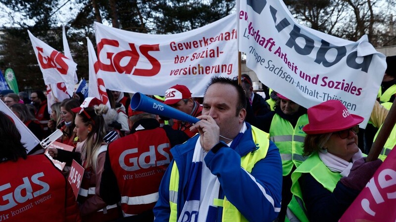 Mitglieder verschiedener Berufsgruppen bei einer Protestaktion der Dienstleistungsgewerkschaft Verdi in Berlin.