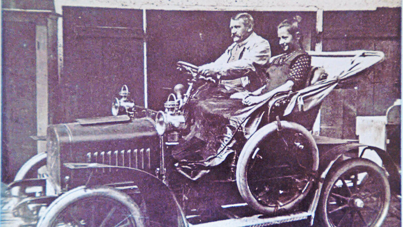 Der Konditormeister Hans Lutzenburger am Steuer seines "Piccolo", Baujahr 1909, bei einer Ausflugsfahrt mit der unerschrockenen und gut eingepackten Tochter Reserl auf dem Beifahrersitz.