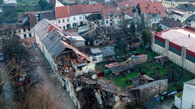 Zerstörte Häuser stehen in der erdbebengeschädigten Stadt Petrinja (Luftaufnahme). Ein Erdbeben der Stärke 6,4 verwüstete Städte und Dörfer etwa 50 Kilometer südöstlich der Hauptstadt Zagreb.
